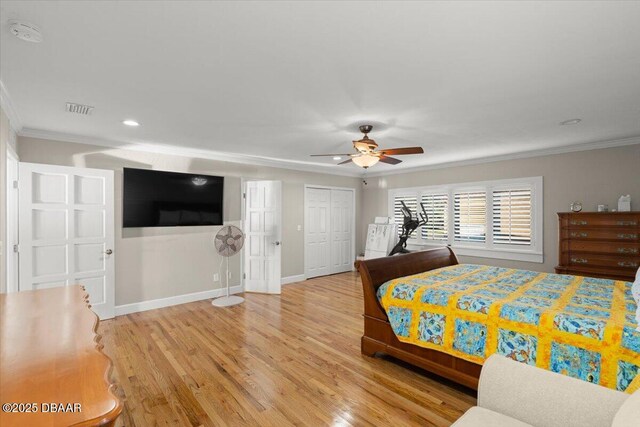 bedroom with ceiling fan, ornamental molding, and light hardwood / wood-style floors