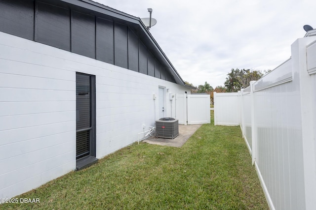 view of yard featuring central AC unit