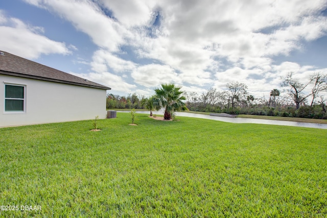 view of yard featuring a water view