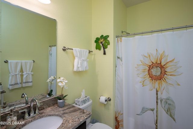 full bathroom with toilet, a shower with shower curtain, and vanity