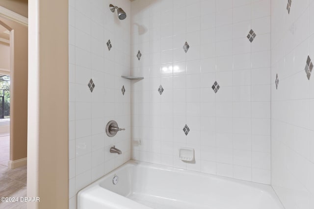 bathroom featuring tiled shower / bath