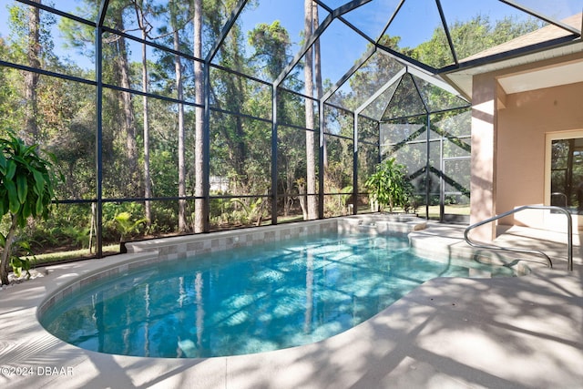 3404 Rexford Cir, Ormond Beach, FL 32174 - swimming pool with a patio area and glass enclosure