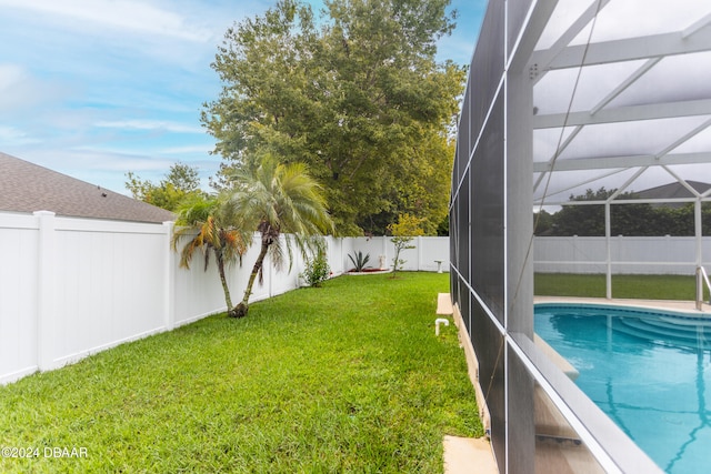 view of yard featuring a fenced in pool