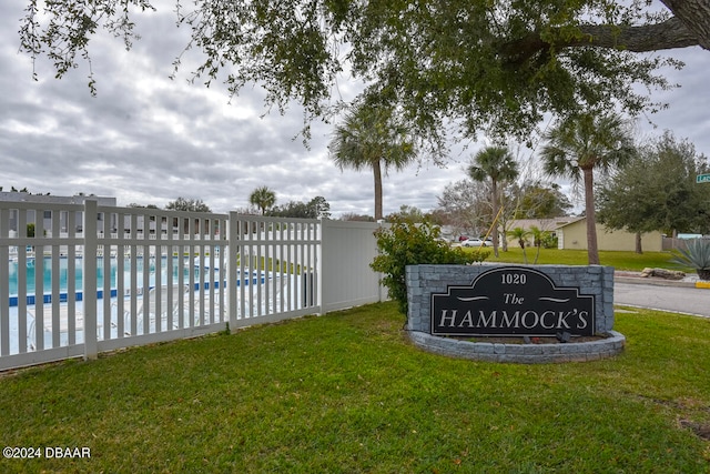 community sign featuring a yard