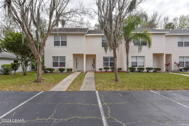 view of front of property featuring a front lawn