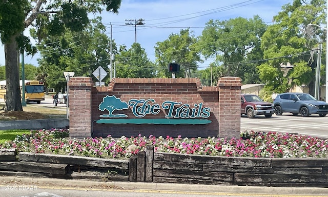 view of community / neighborhood sign