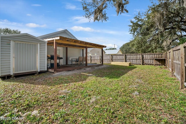 view of yard with a storage shed