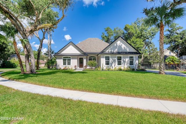 view of front of property featuring a front lawn