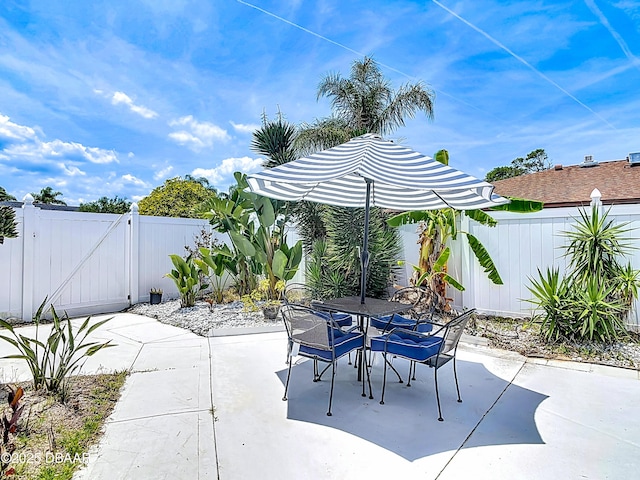 7 Heather Ln, Ormond Beach, FL 32174 - fenced backyard with a patio area, outdoor dining area, and a gate