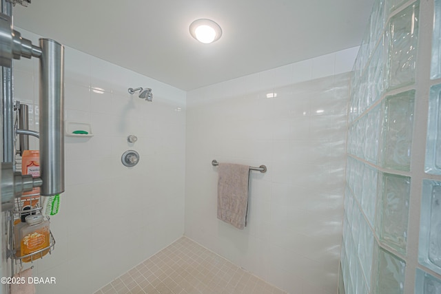 bathroom featuring a tile shower