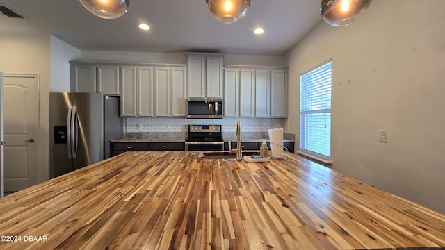 kitchen featuring backsplash, stainless steel appliances, gray cabinets, and sink