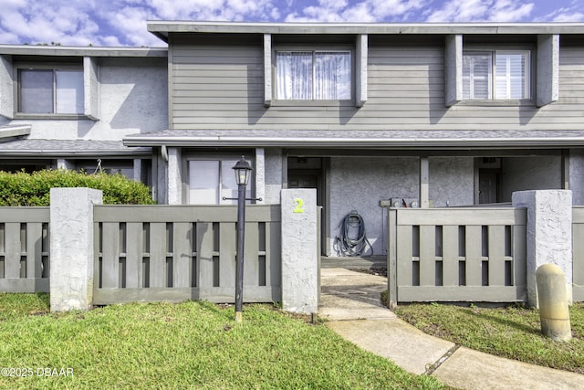 townhome / multi-family property featuring fence and stucco siding
