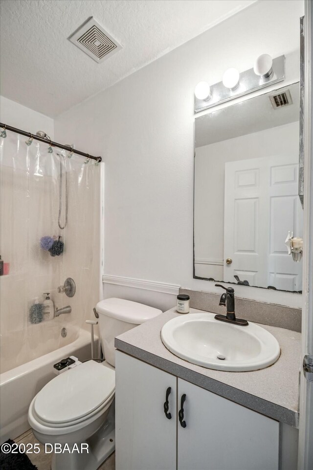 16 Powder Hill Ln, Palm Coast, FL 32164 - bathroom with a textured ceiling, toilet, visible vents, shower / tub combo, and vanity