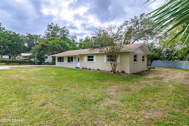 view of front of property with a front yard