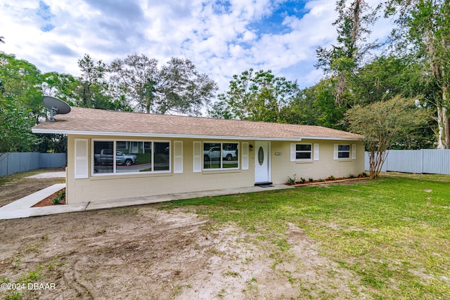 ranch-style home featuring a front lawn