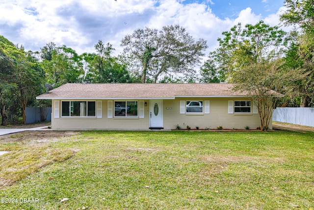 single story home featuring a front yard