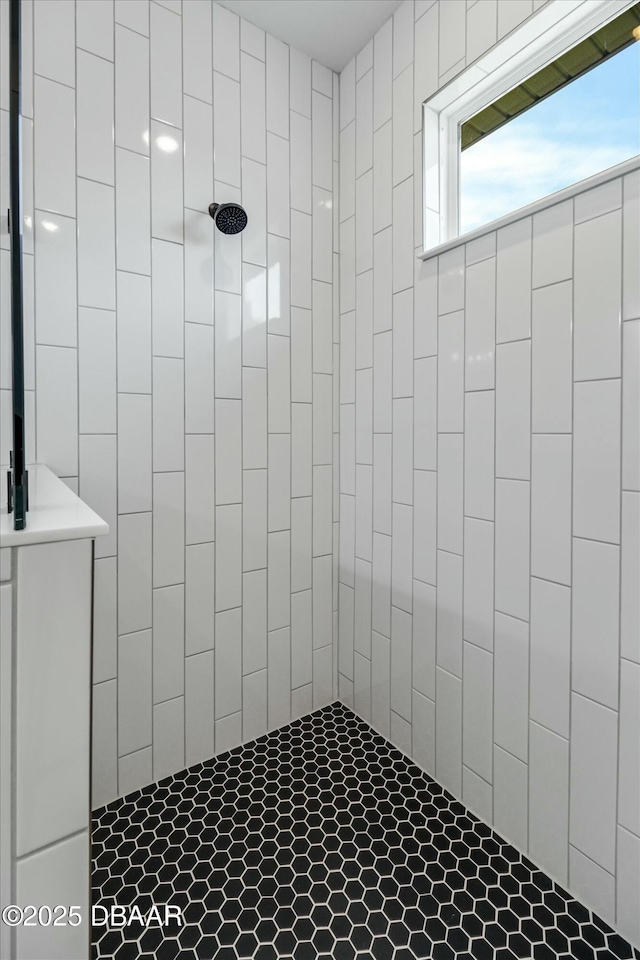 bathroom featuring tiled shower