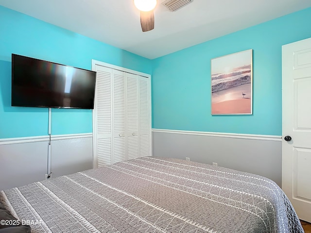 unfurnished bedroom featuring ceiling fan and a closet