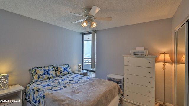 bedroom featuring a closet, a textured ceiling, and ceiling fan