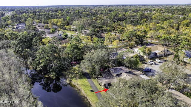 birds eye view of property featuring a forest view