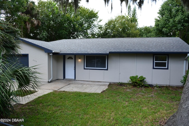 view of front facade featuring a front yard