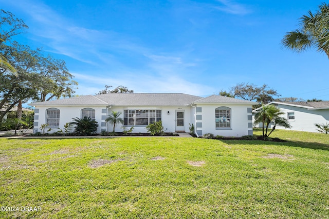 view of front of property featuring a front lawn