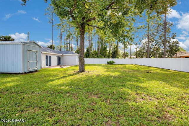 view of yard with a storage unit