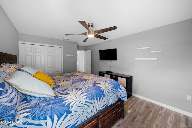 bedroom with dark wood-type flooring, a closet, and ceiling fan