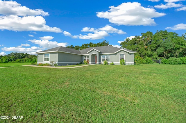 single story home with a front lawn