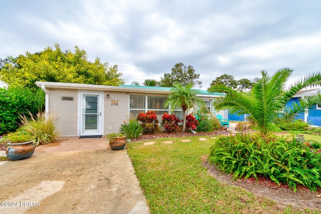 ranch-style home with a front lawn