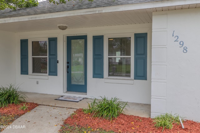 entrance to property featuring covered porch