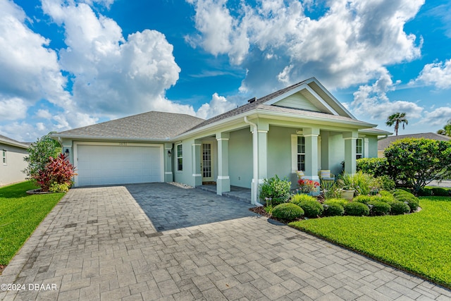 view of front facade featuring a front lawn, a garage, and covered porch