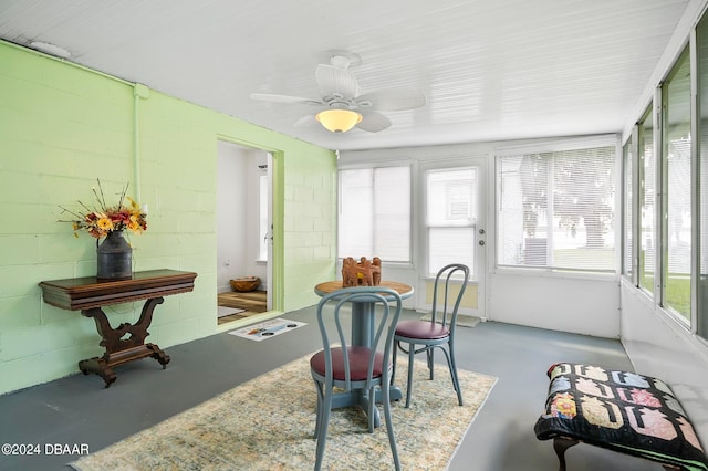 sunroom / solarium with ceiling fan