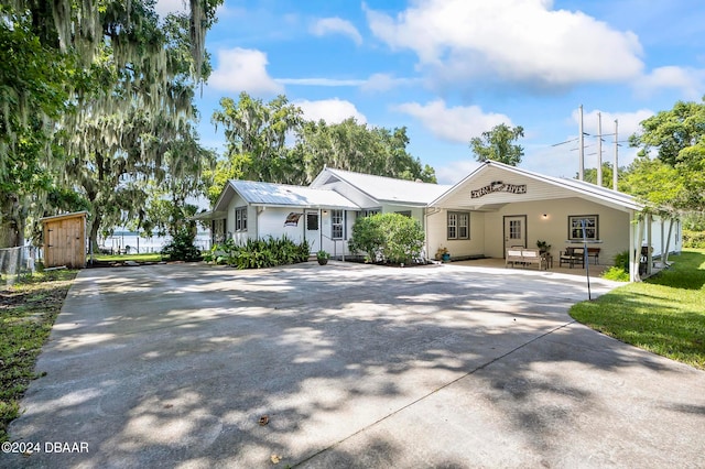 single story home featuring a porch