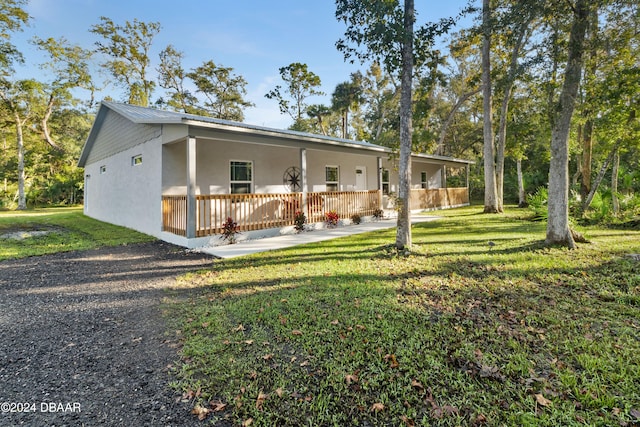 view of front facade featuring a front lawn