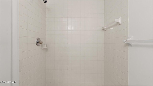 bathroom featuring tiled shower