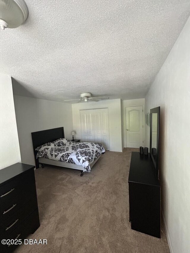 539 Lake Bridge Dr, Ormond Beach, FL 32174 - bedroom featuring carpet flooring, a closet, and a textured ceiling