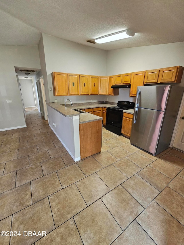 kitchen with stainless steel fridge, a textured ceiling, sink, black range with electric stovetop, and kitchen peninsula