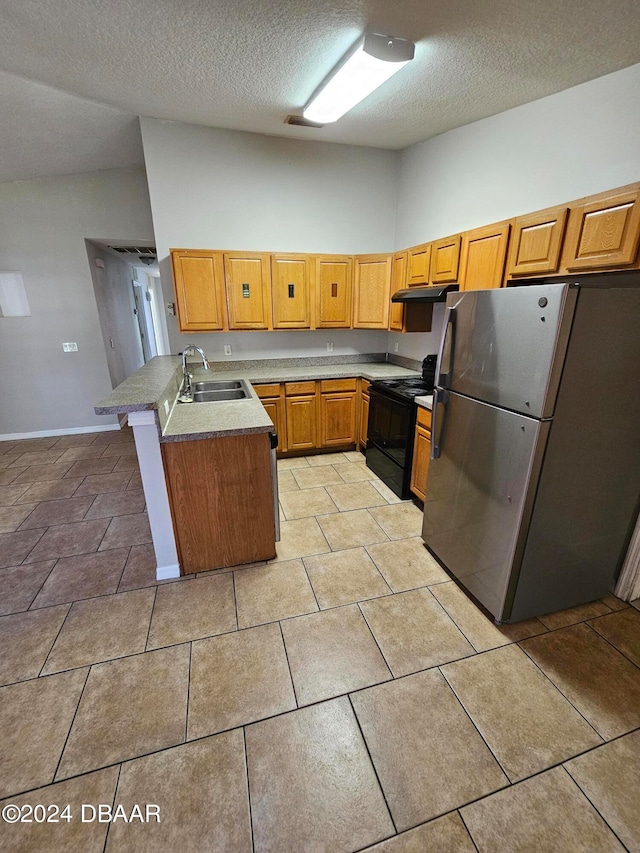 kitchen featuring sink, kitchen peninsula, a textured ceiling, black range with electric cooktop, and stainless steel fridge