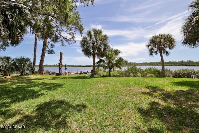 view of yard featuring a water view