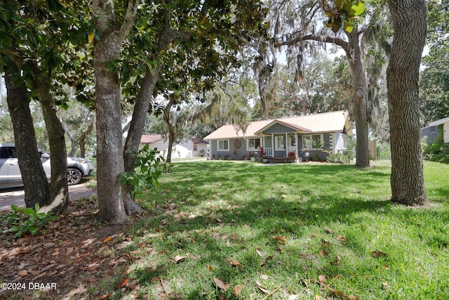 ranch-style home with a front lawn and a porch