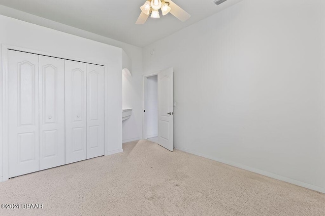 unfurnished bedroom with ceiling fan and a closet