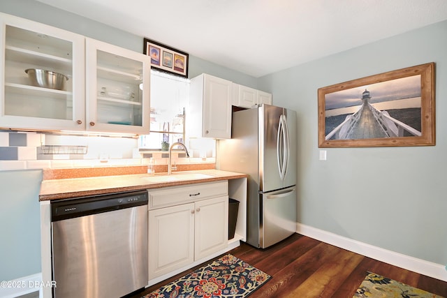 530 Ronnoc Ln, New Smyrna Beach, FL 32168 - kitchen featuring a sink, appliances with stainless steel finishes, light countertops, white cabinetry, and dark wood-type flooring