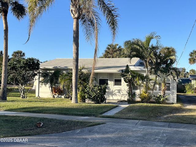 view of front facade featuring a front yard