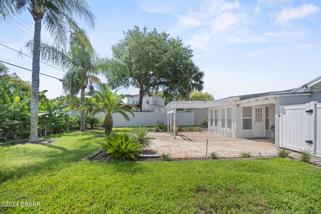 view of yard featuring a patio