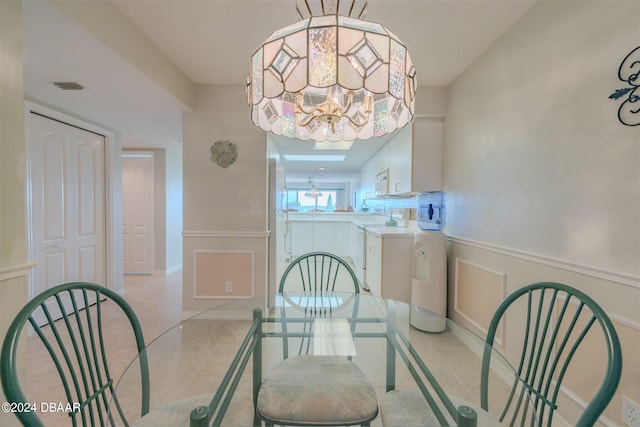 dining area with a notable chandelier