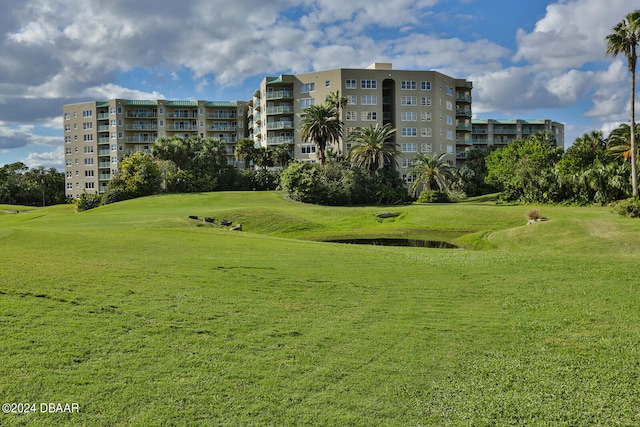 view of property's community featuring a lawn