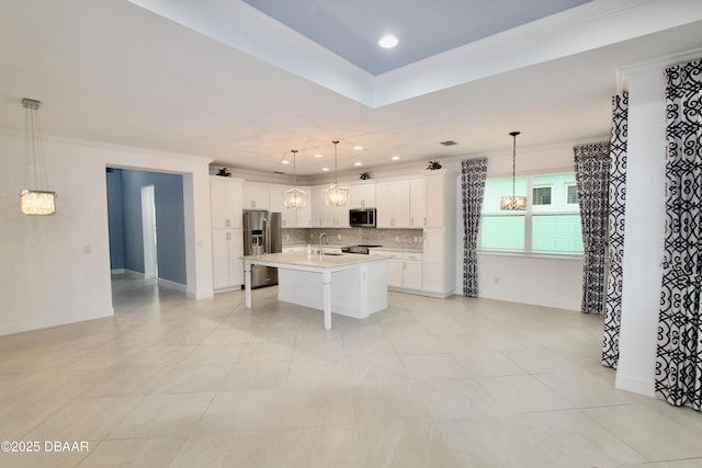 kitchen featuring decorative light fixtures, a center island with sink, sink, appliances with stainless steel finishes, and a kitchen breakfast bar