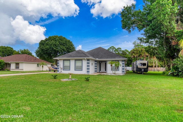 view of front of property featuring a front yard