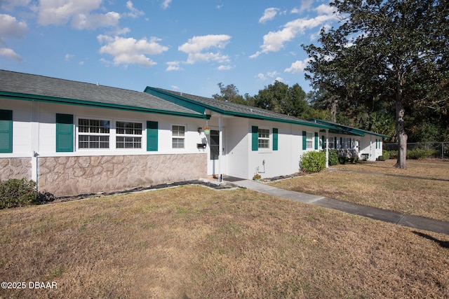 single story home with a front yard